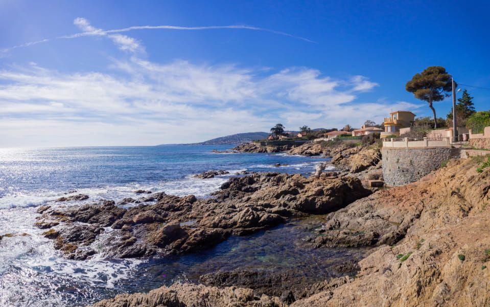 Una posizione ideale tra il mare e le attrazioni turistiche lungo la Costa Azzurra