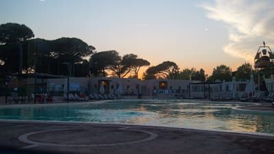 Immagine AGOSTO AL CAMPEGGIO SAINT-AYGULF PLAGE: LE VACANZE CONTINUANO ANCHE DOPO IL TRAMONTO