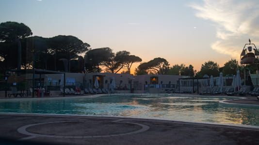 image AGOSTO AL CAMPEGGIO SAINT-AYGULF PLAGE: LE VACANZE CONTINUANO ANCHE DOPO IL TRAMONTO
