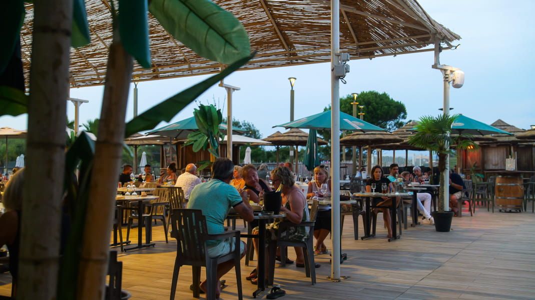 AGOSTO AL CAMPEGGIO SAINT-AYGULF PLAGE: LE VACANZE CONTINUANO ANCHE DOPO IL TRAMONTO